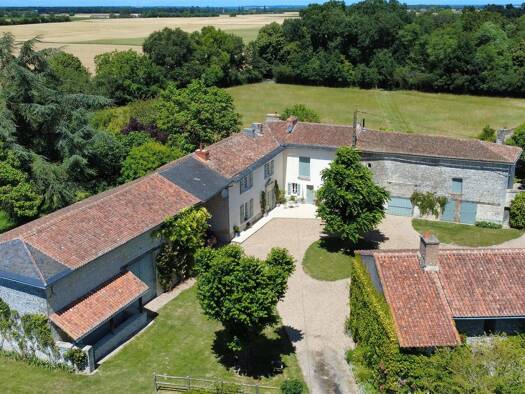 Haus zum Kauf 420.000 € 255 m² 36.553 m² Grundstück Monts-sur-Guesnes 86420