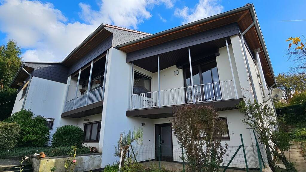 Immobilie in Perl - Aussichtslage über den Weinbergen von Perl – 350 m² Wohnfläche, Einliegerwohnung & 200 m² Ausbaureserve - Bild 0