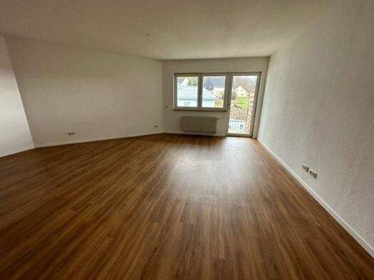 Wohnung zur Miete 511 € 3 Zimmer 93 m² 2. Geschoss frei ab 01.05.2026 Chemnitzer Straße 2 Neukirchen 09221