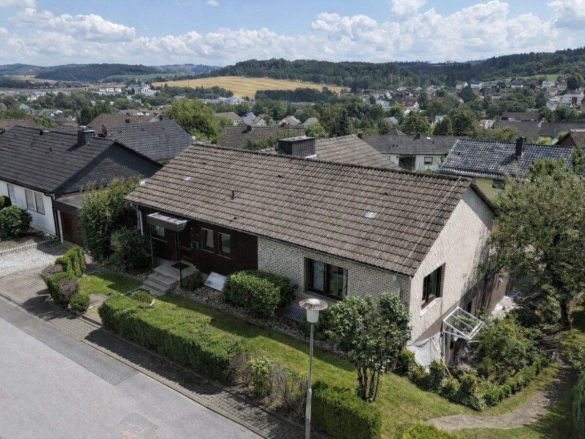 Immobilie in Neuenrade - Zweifamilienhaus mit traumhaftem Grundstück in bester Wohnlage von Neuenrade zu verkaufen!!! - Bild 2