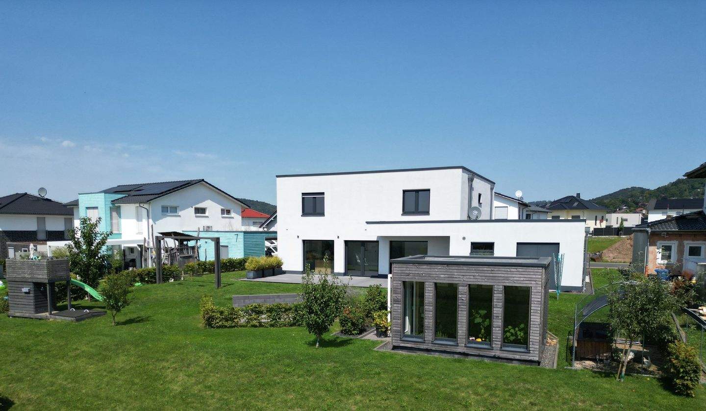 Immobilie in Niedenstein - Neuwertiges Ein- bis  Zwei-Familienhaus in sonniger Feldrandlage mit traumhaftem Ausblick - Bild 2