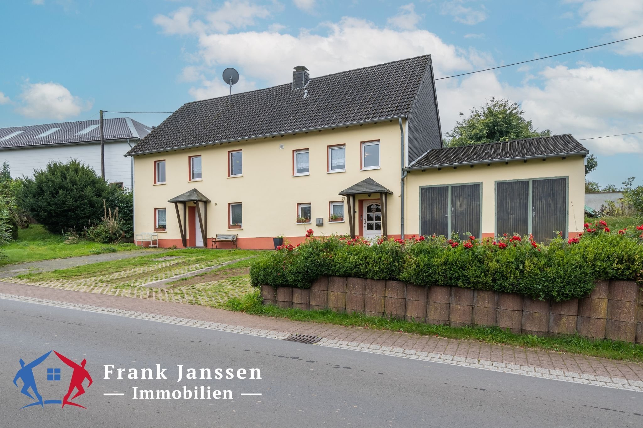 Mehrfamilienhaus zum Kauf provisionsfrei 179.000 € 8 Zimmer 220 m²<br/>Wohnfläche 1.435 m²<br/>Grundstück Roth bei Prüm Roth bei Prüm 54597