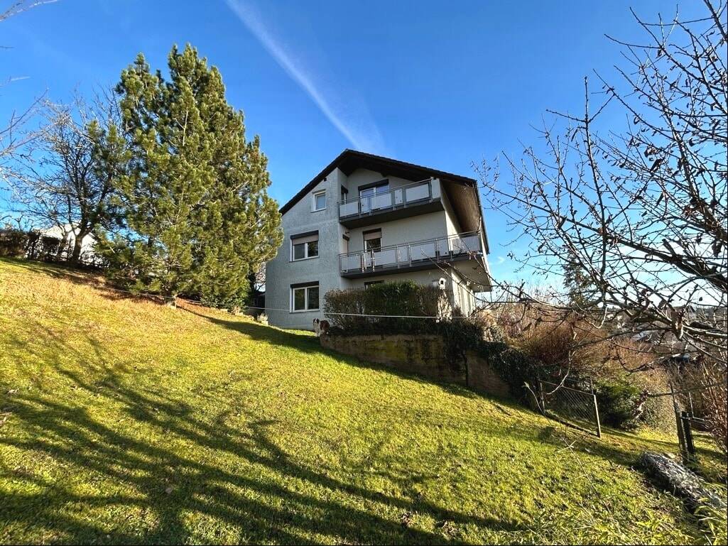 Immobilie in Schillingsfürst - Attraktives Mehrfamilienhaus mit traumhaftem Ausblick - Die Kombination aus Wohnen und Kapitalanlage - Bild 1