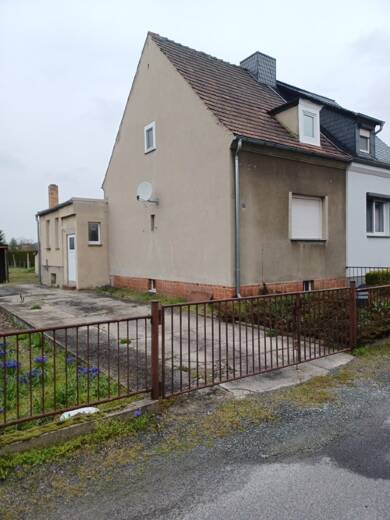Doppelhaushälfte zum Kauf provisionsfrei 45.000 € 4 Zimmer 64 m² 927 m² Grundstück Am Born 1 Elsterwerda Elsterwerda 04910