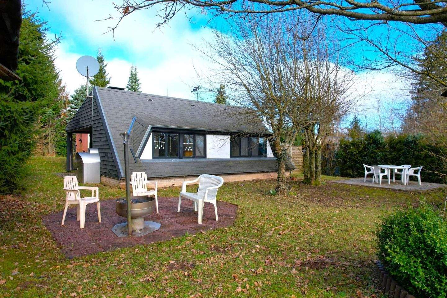 Immobilie in Gerolstein - Gut gepflegter, ruhig gelegener Ferienbungalow mit Terrasse und Gartenhaus in Gerolstein-Hinterhausen - Bild 0