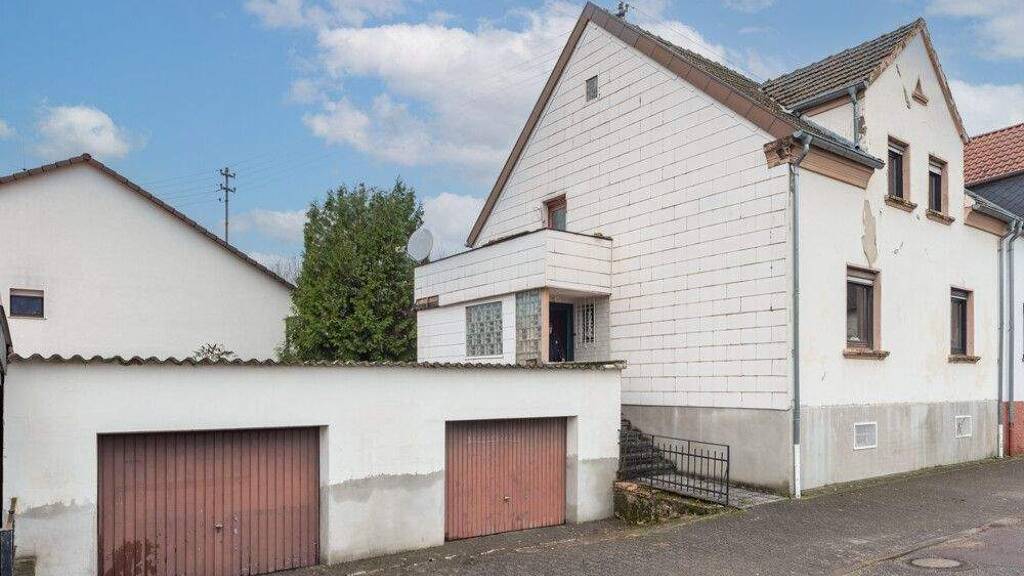 Doppelhaushälfte zum Kauf 119.000 € 6 Zimmer 133 m² 321 m² Grundstück frei ab sofort Hostenbach Wadgassen 66787