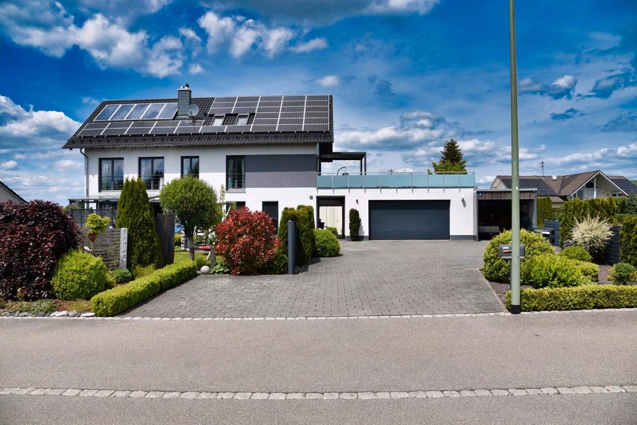 Immobilie in Oberschönegg - Zweifamilienhaus mit Pool, Dachterrasse, unverbaubarem Ausblick im schönen Unterallgäu - Bild 0