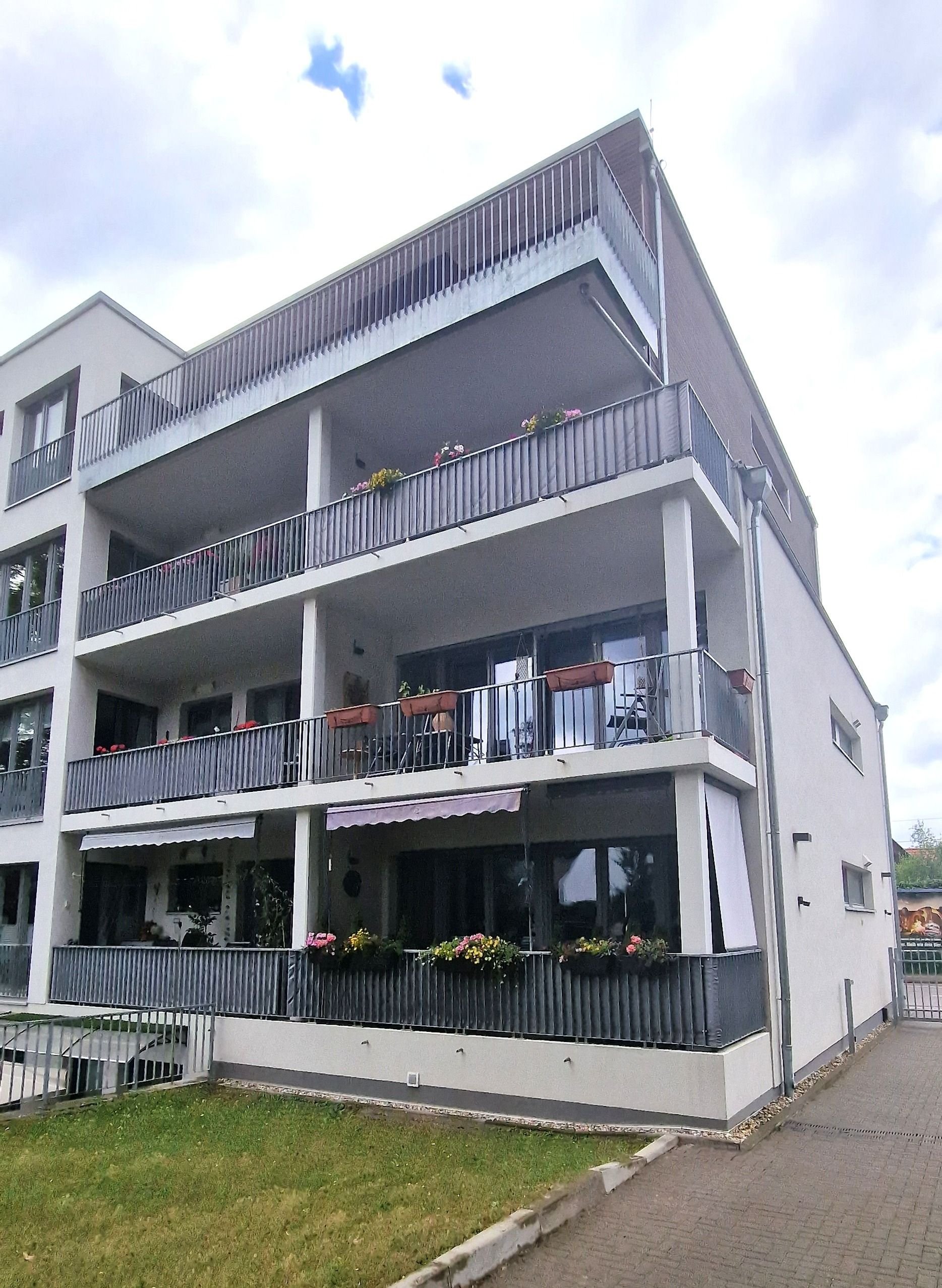 Wohnung zum Kauf 298.500 € 3 Zimmer 93,9 m²<br/>Wohnfläche 1.<br/>Geschoss ab sofort<br/>Verfügbarkeit Trothaerstr.69 Ortslage Trotha Halle (Saale) 06114