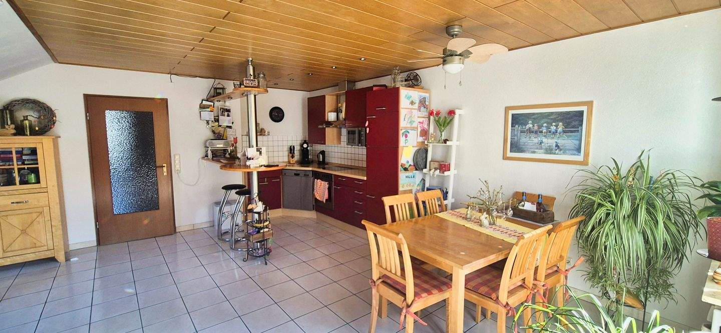 Immobilie in Ochsenfurt - Gemütliche Dachgeschosswohnung mit Südbalkon in ruhiger Lage von Ochsenfurt-Hohestadt - Bild 3