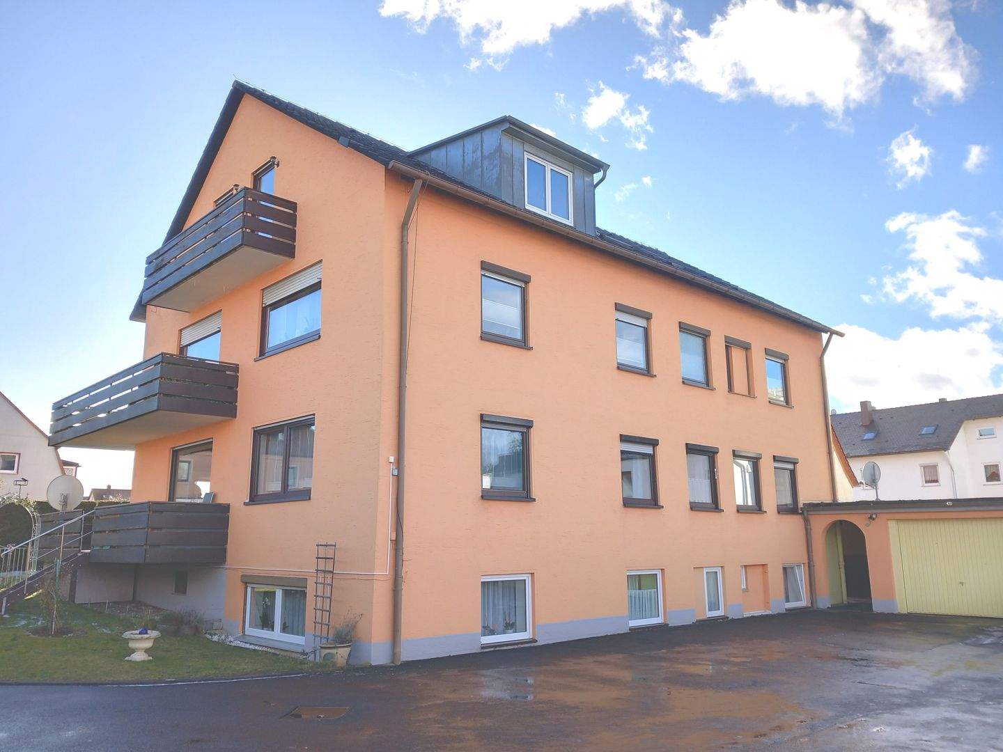 Immobilie in Nördlingen - Helle 3 Zimmer Wohnung mit großem Balkon, Nebenraum und Garage  - Bild 0