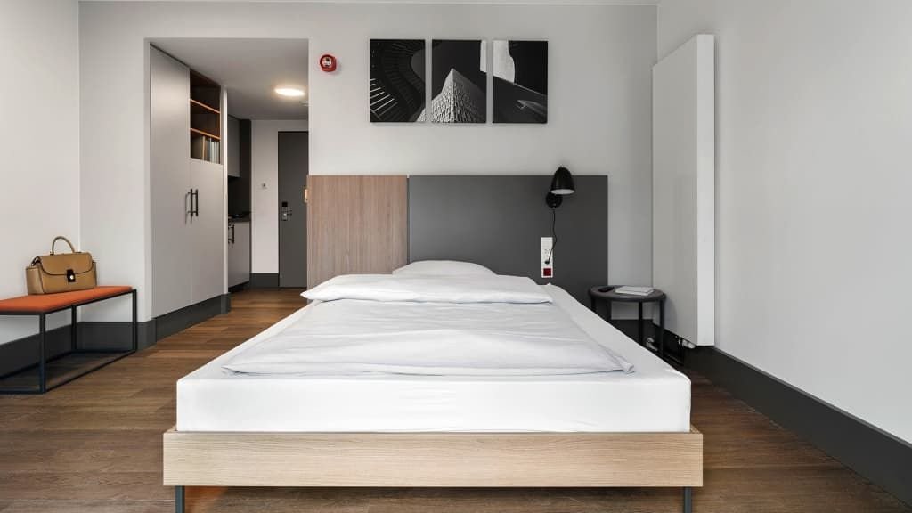 Wohnung zur Miete Wohnen auf Zeit 3.509 € 1 Zimmer 32 m²<br/>Wohnfläche 08.02.2025<br/>Verfügbarkeit Borsigallee Seckbach Frankfurt am Main 60388