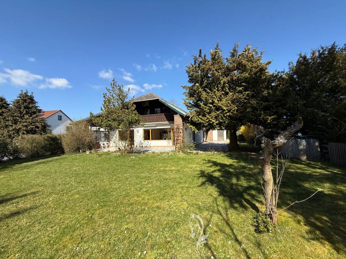 Immobilie in Unterpleichfeld - Architektenhaus mit großzügiger Einliegerwohnung und großem Garten in attraktiver Wohnlage - Bild 2