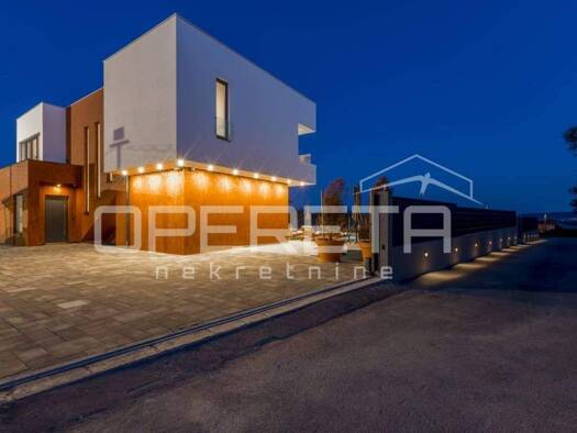 Haus zur Miete 3.000 € 5 Zimmer 260 m² Kaštelanec