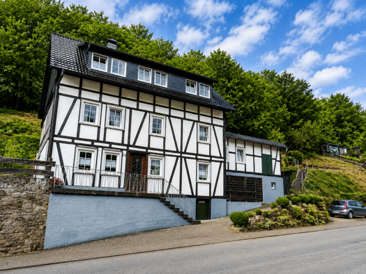 Mehrfamilienhaus zum Kauf 189.000 € 7 Zimmer 165 m² 940 m² Grundstück Kirchhundem Kirchhundem 57399