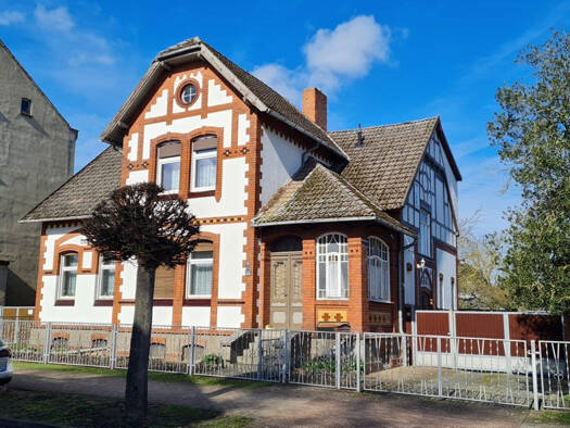 Villa zum Kauf 180.000 € 9 Zimmer 219 m² 1.130 m² Grundstück Bahnstraße 22 Seehausen Seehausen 39615