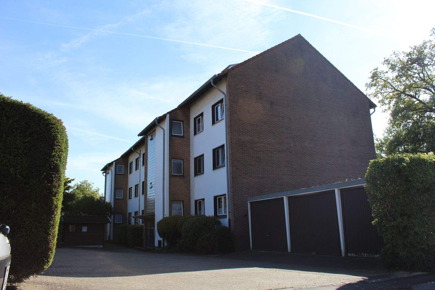 Top-Investment - Voll vermietetes Mehrfamilienhaus mit 17 Einheiten, Balkonen und Garagen