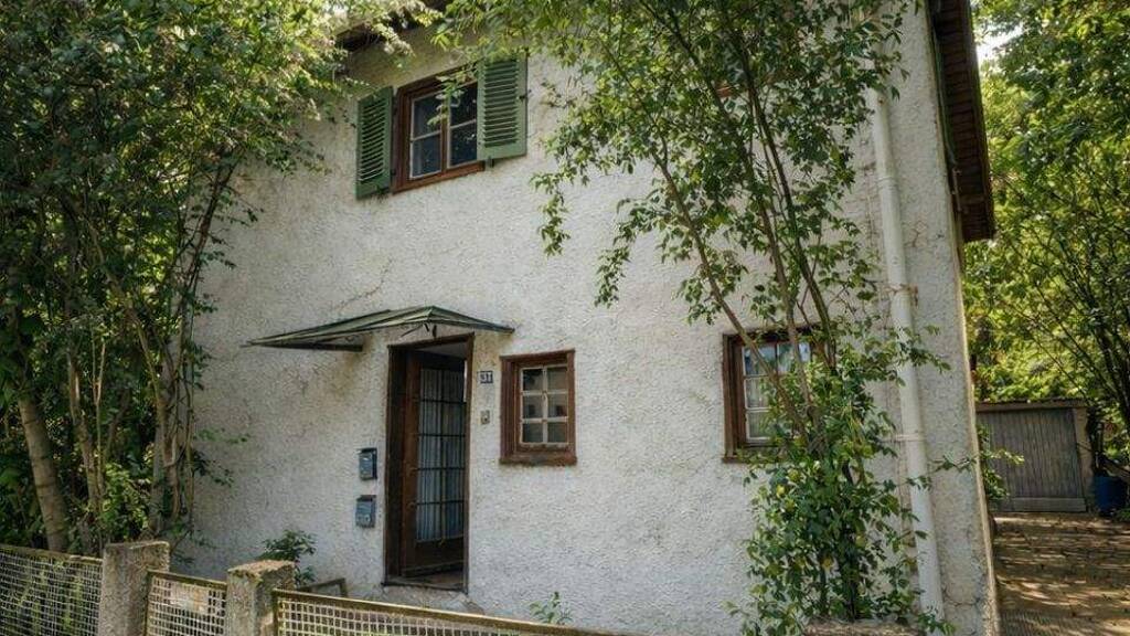 ** Rohdiamant für Familien und Investoren - Mehrgenerationenhaus mit großem Entwicklungspotenzial **