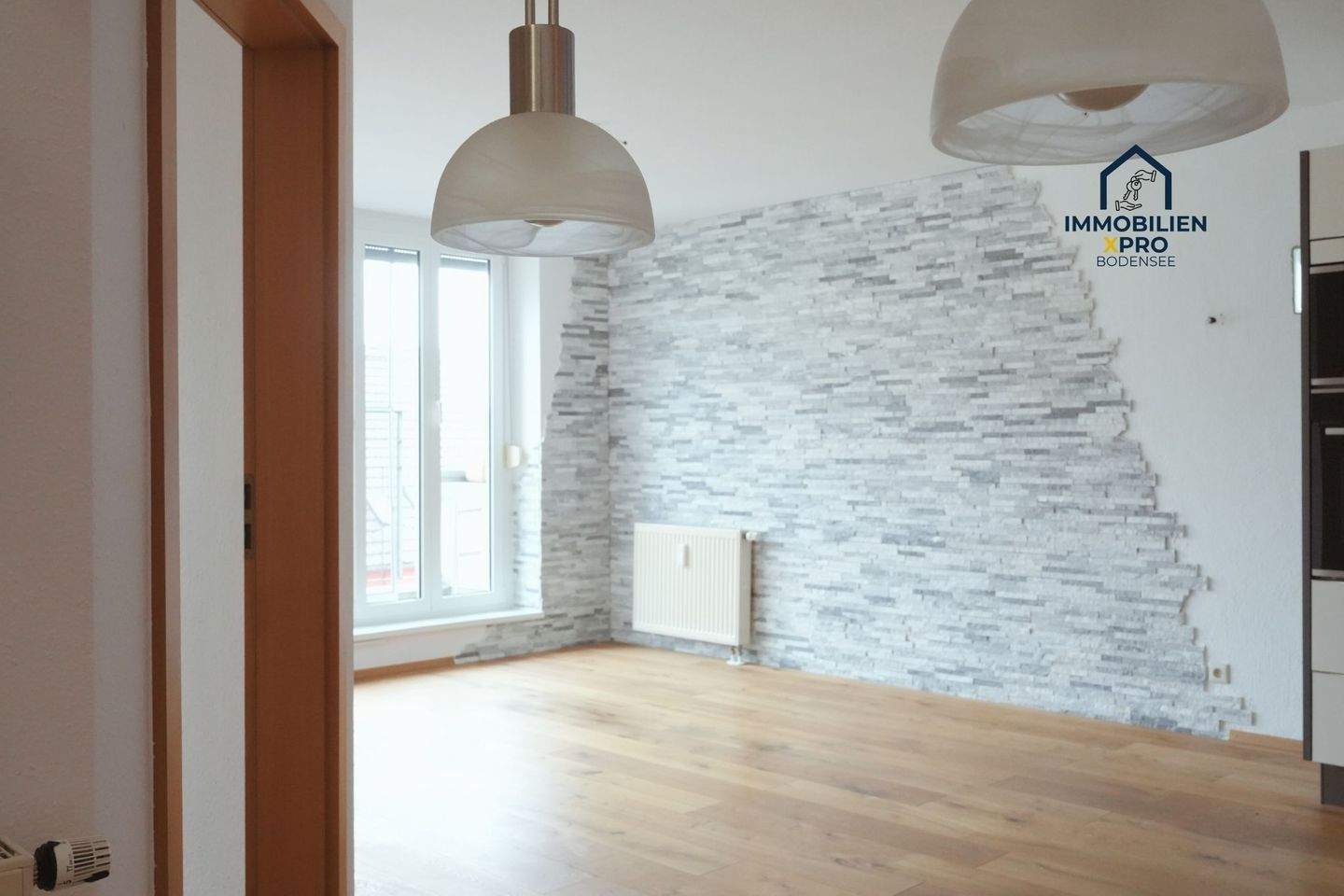 Immobilie in Gailingen am Hochrhein -  3,5-Zimmer-Maisonettewohnung mit Studio, Balkon und Alpenblick – ca. 90 m² Wohnfläche inkl. Tiefgaragenstellplatz - Bild 2