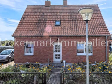 Haus zum Kauf 199.000 € 4 Zimmer 90 m² 494 m² Grundstück frei ab sofort Alter Landweg 39 Feldberg Feldberger Seenlandschaft 17258