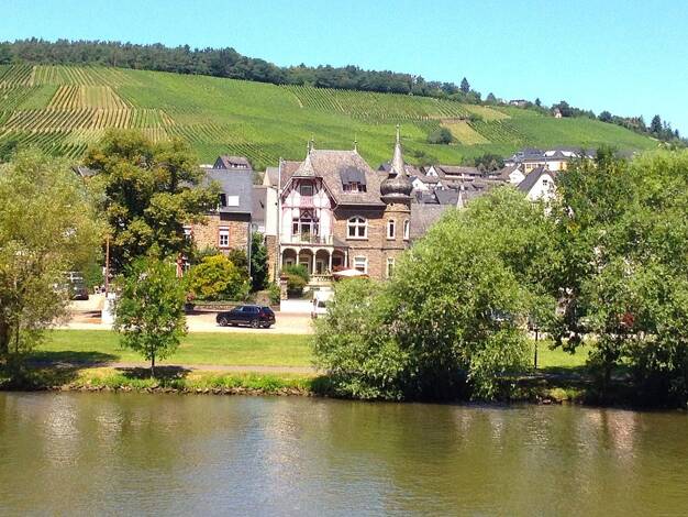 Haus zum Kauf 1.250.000 € 13 Zimmer 430 m² 1.058 m² Grundstück Kues Bernkastel-Kues 54470