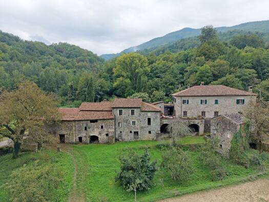 Bauernhaus zum Kauf 950.000 € 19 Zimmer 1.000 m² 20.000 m² Grundstück frei ab sofort Pontremoli 54027