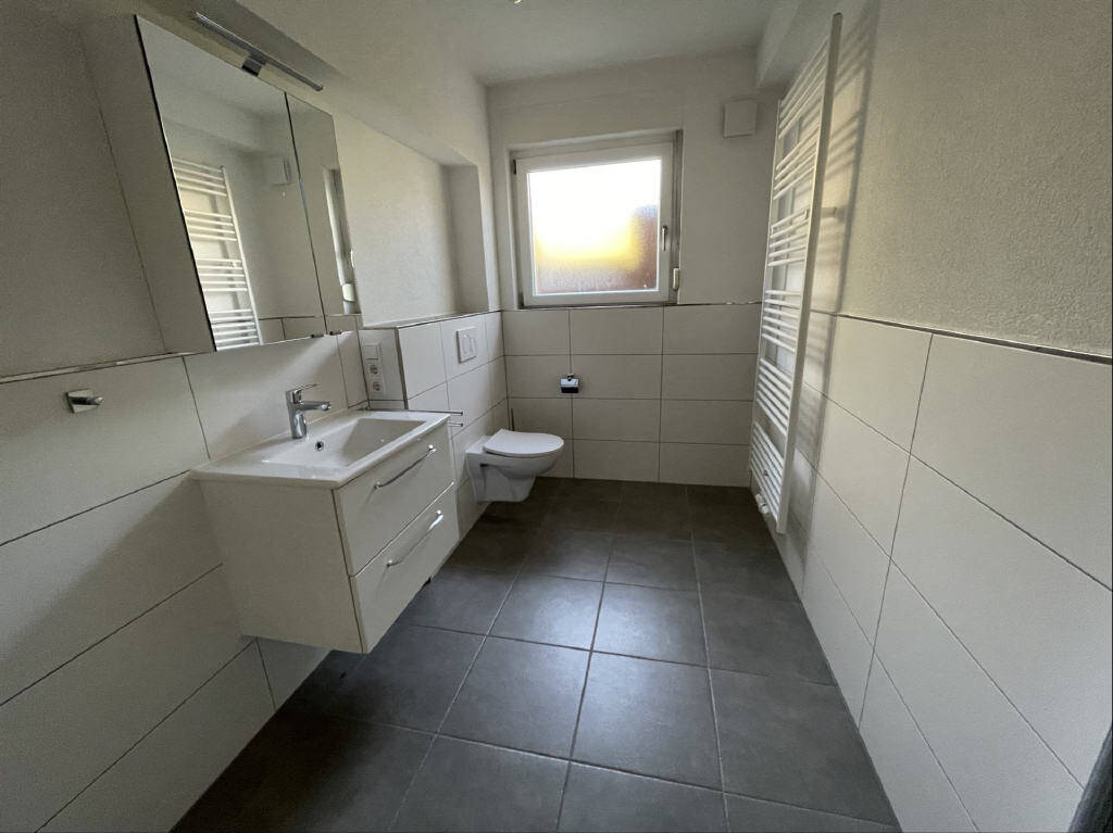 Immobilie in Wolfhagen - Geräumiges Zweifamilienhaus mit zwei Wohneinheiten in Wolfhagen! - Bild 3