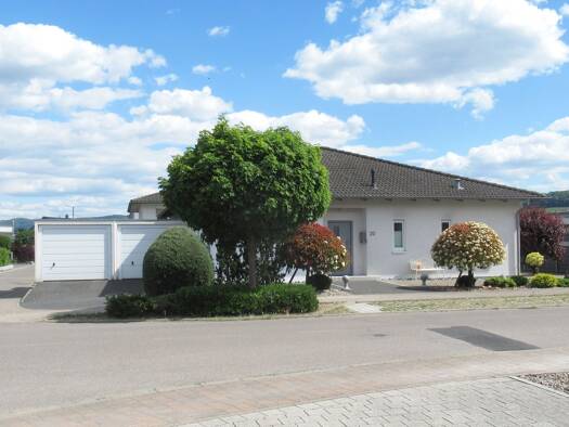 Bungalow zum Kauf 679.000 € 4,5 Zimmer 156,4 m² 631 m² Grundstück frei ab 01.02.2027 Unterlauchringen Lauchringen 79787