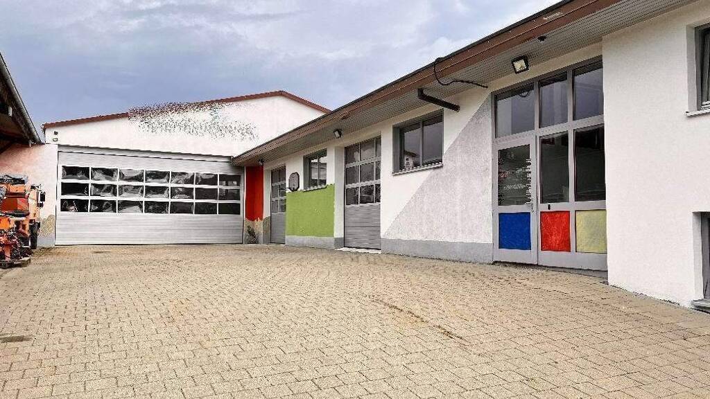 3 moderne und große Hallen mit Büro- und Wohnhaus.