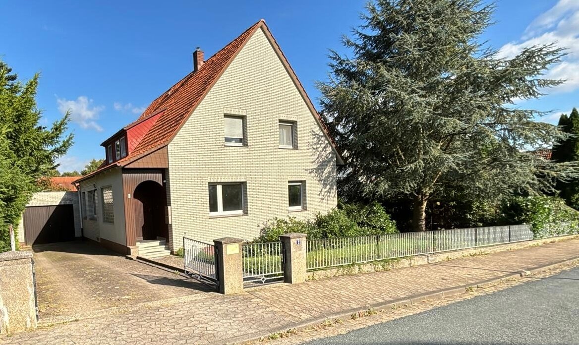 Mehrfamilienhaus zum Kauf provisionsfrei 295.000 € 7 Zimmer 153 m²<br/>Wohnfläche 951 m²<br/>Grundstück Bergstrasse 2 Springe - Nordwest Springe 31832