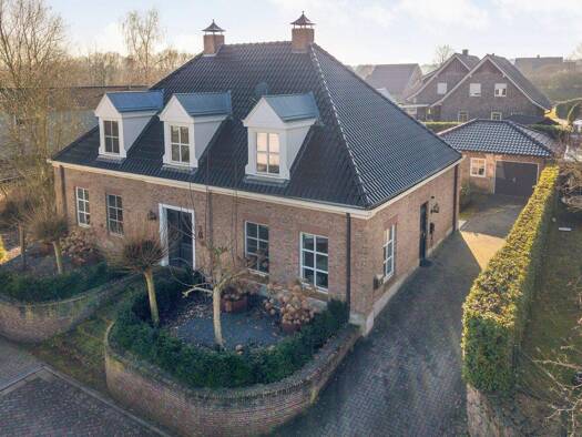 Einfamilienhaus zum Kauf 549.000 € 8 Zimmer 240 m² 694 m² Grundstück Martin-Niemöller-Straße 8 Uelsen 49843