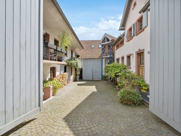 Haus zum Kauf 1.295.000 € 10 Zimmer 435 m² 1.400 m² Grundstück Göcklingen 76831