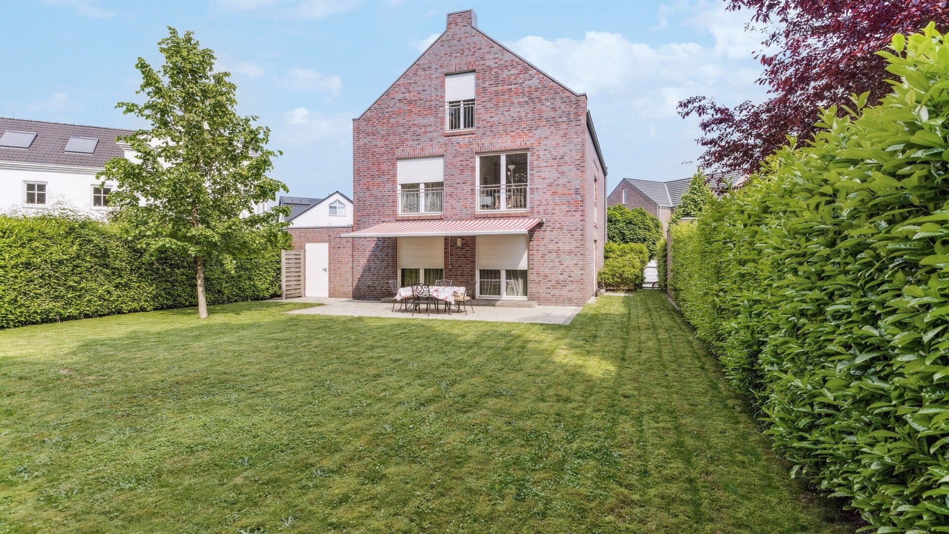 Einfamilienhaus zum Kauf 1.500.000 € 8 Zimmer 238,5 m²<br/>Wohnfläche 586 m²<br/>Grundstück ab sofort<br/>Verfügbarkeit Wittlaer Düsseldorf / Wittlaer 40489