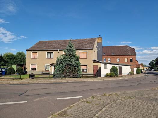 Mehrfamilienhaus zum Kauf als Kapitalanlage geeignet 325.000 € 438 m² 1.070 m² Grundstück Mittelstraße 11 Zschernitz Wiedemar 04509
