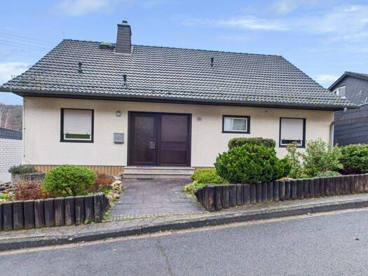 Einfamilienhaus zum Kauf 200.000 € 4 Zimmer 122 m² 704 m² Grundstück Burgbrohl 56659
