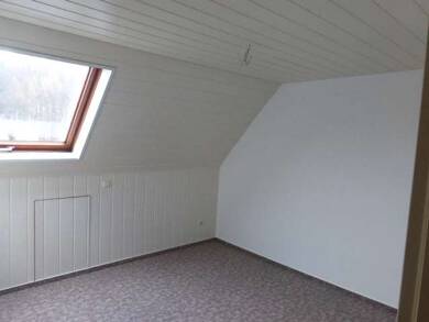 Wohnung zur Miete 210 € 2 Zimmer 39 m² Dachgeschoss, 3. Geschoss frei ab sofort Heinrichsort Lichtenstein 09350