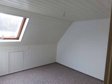 Wohnung zur Miete 210 € 2 Zimmer 39 m² Dachgeschoss, 3. Geschoss frei ab sofort Heinrichsort Lichtenstein 09350