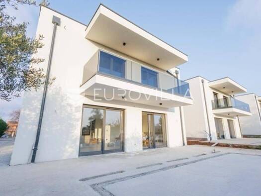 Haus zur Miete 3.200 € 4 Zimmer 250 m² Funtana Funtana
