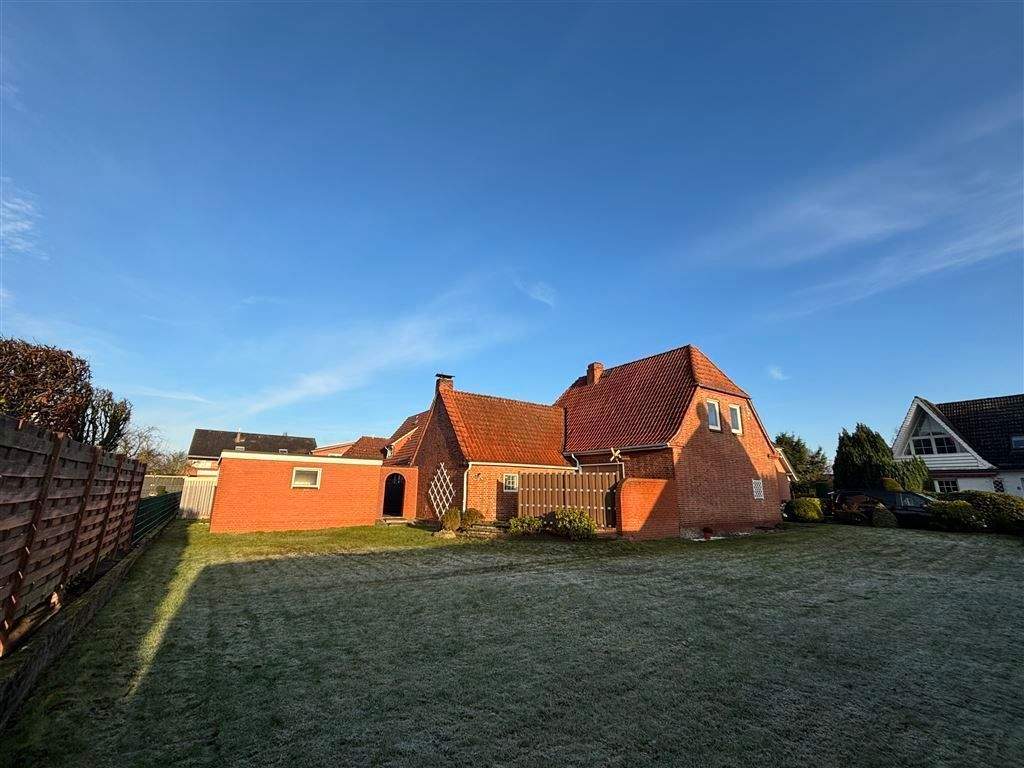 Immobilie in Twistringen - Sanierungs-Projekt: Wohnhaus mit Platz für die ganze Familie -- schöner Garten, Terrasse und Garage! - Bild 0