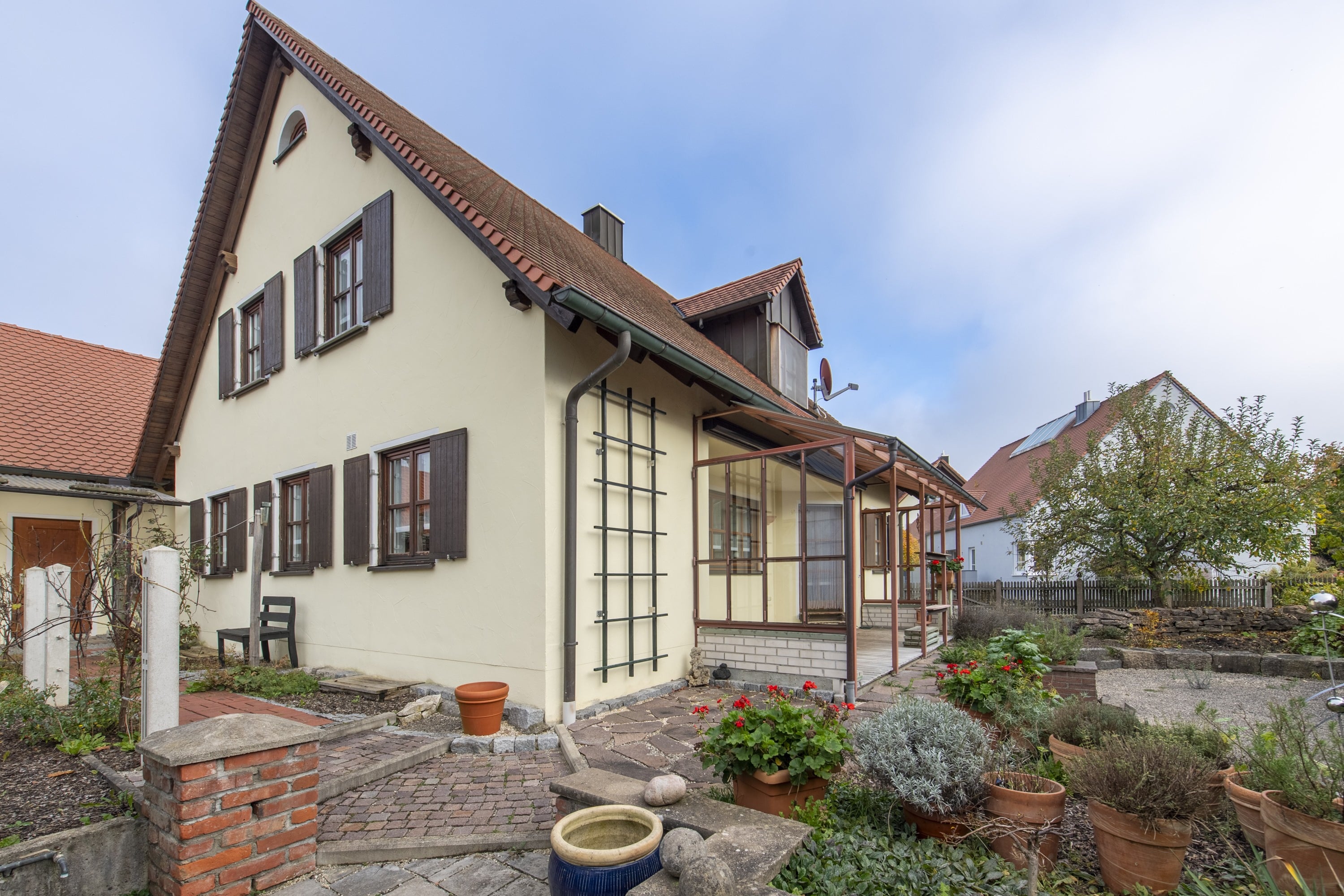 Einfamilienhaus zum Kauf 575.000 € 4 Zimmer 141 m²<br/>Wohnfläche 585 m²<br/>Grundstück 01.01.2025<br/>Verfügbarkeit Nordendorf Nordendorf 86695