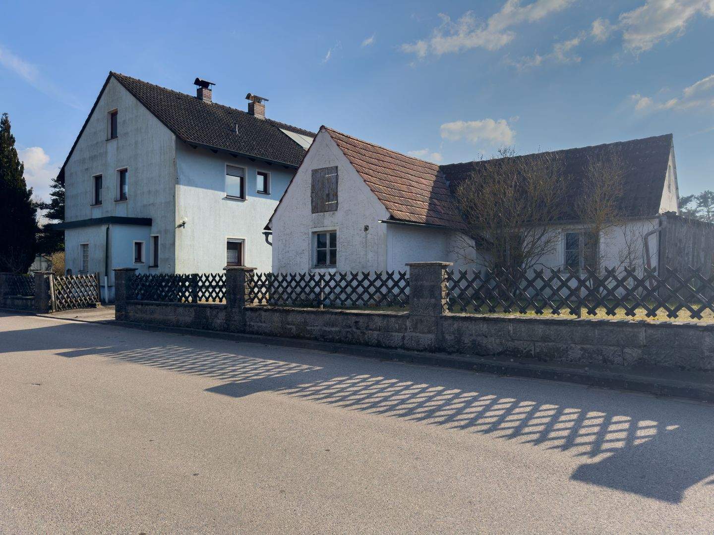 Immobilie in Pleinfeld - Großzügiges Zweifamilienhaus mit 2.700 m² Grundstück und Entwicklungsmöglichkeiten bei Pleinfeld - Bild 4