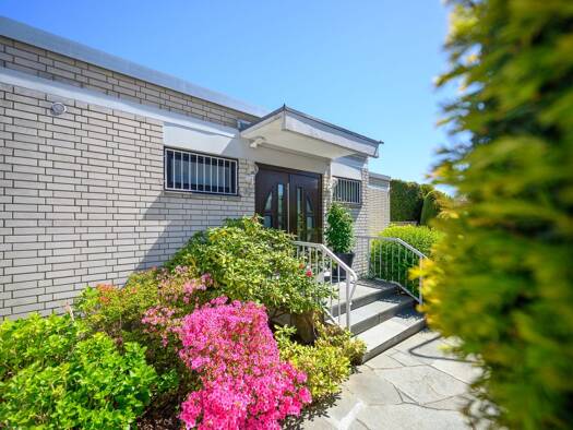 Bungalow zum Kauf 1.399.000 € 7 Zimmer 269 m² 542 m² Grundstück Seckbach Ost 60389