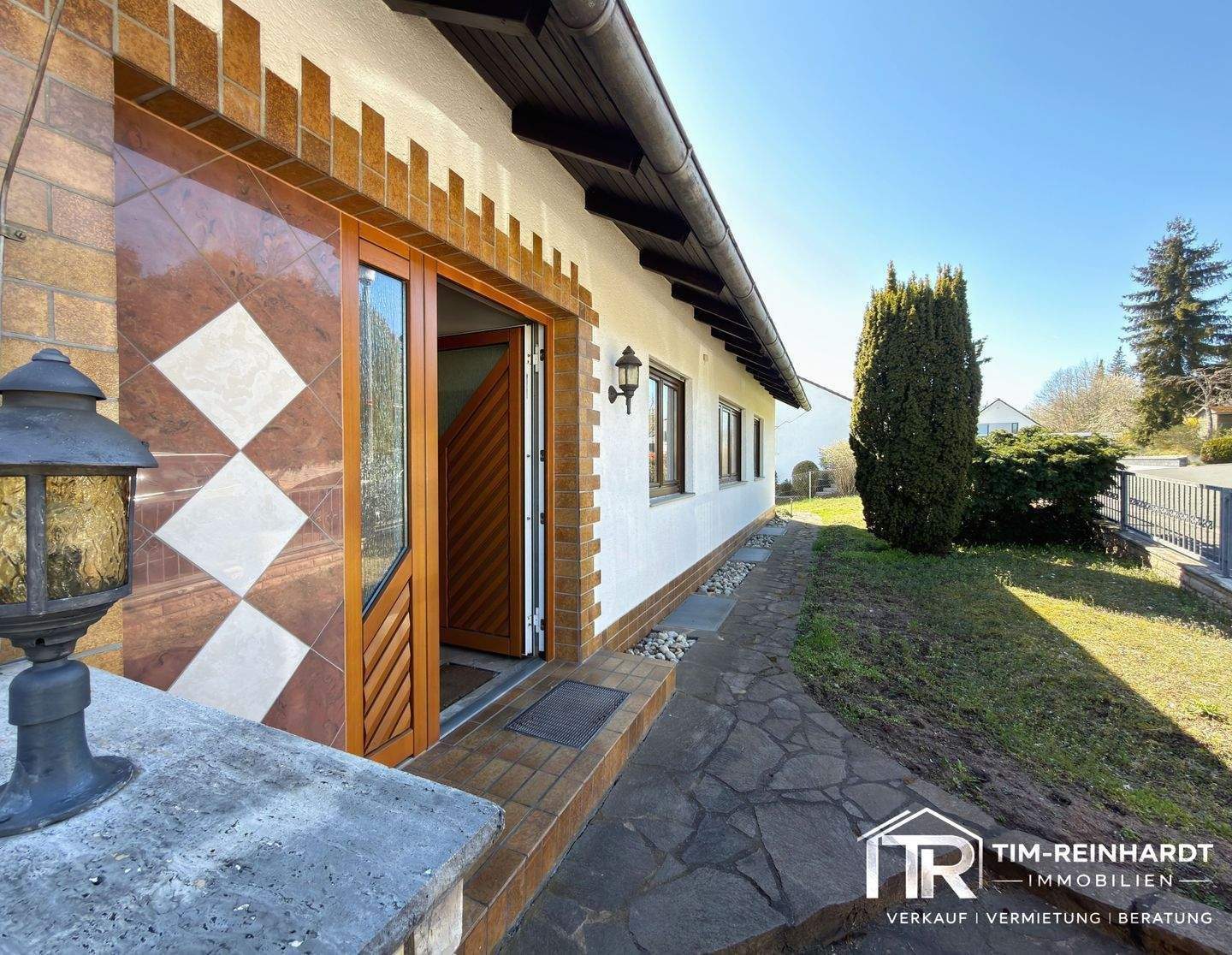 Immobilie in Ammerndorf - Traumhafte Hanglage mit Weitblick – Zweifamilienhaus mit großem Grundstück und viel Potenzial! Doppelgarage ~ zwei separate Wohneinheiten - Bild 0