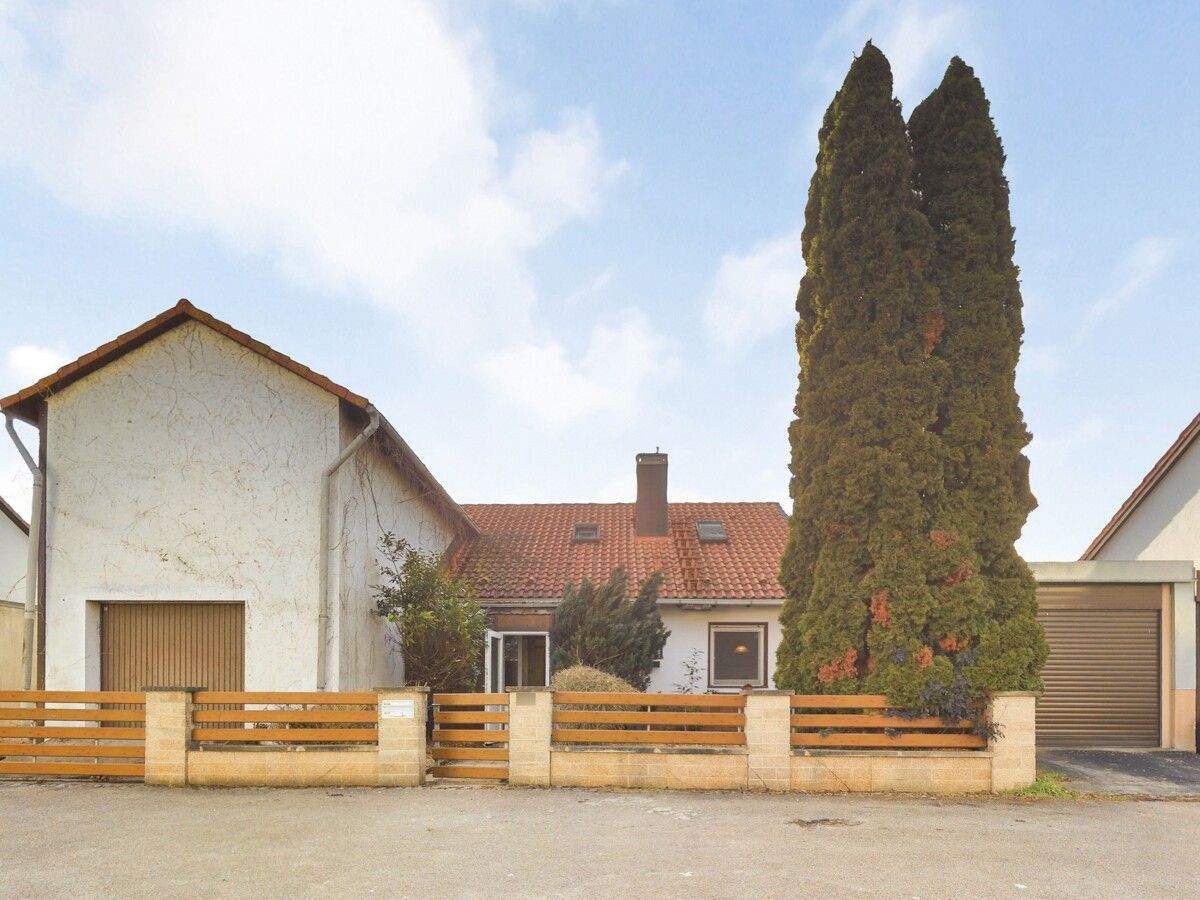 Immobilie in Bad Windsheim - Ideal für die große Familie mit handwerklichem Geschick - Einfamilienhaus in Bad Windsheim - Bild 1