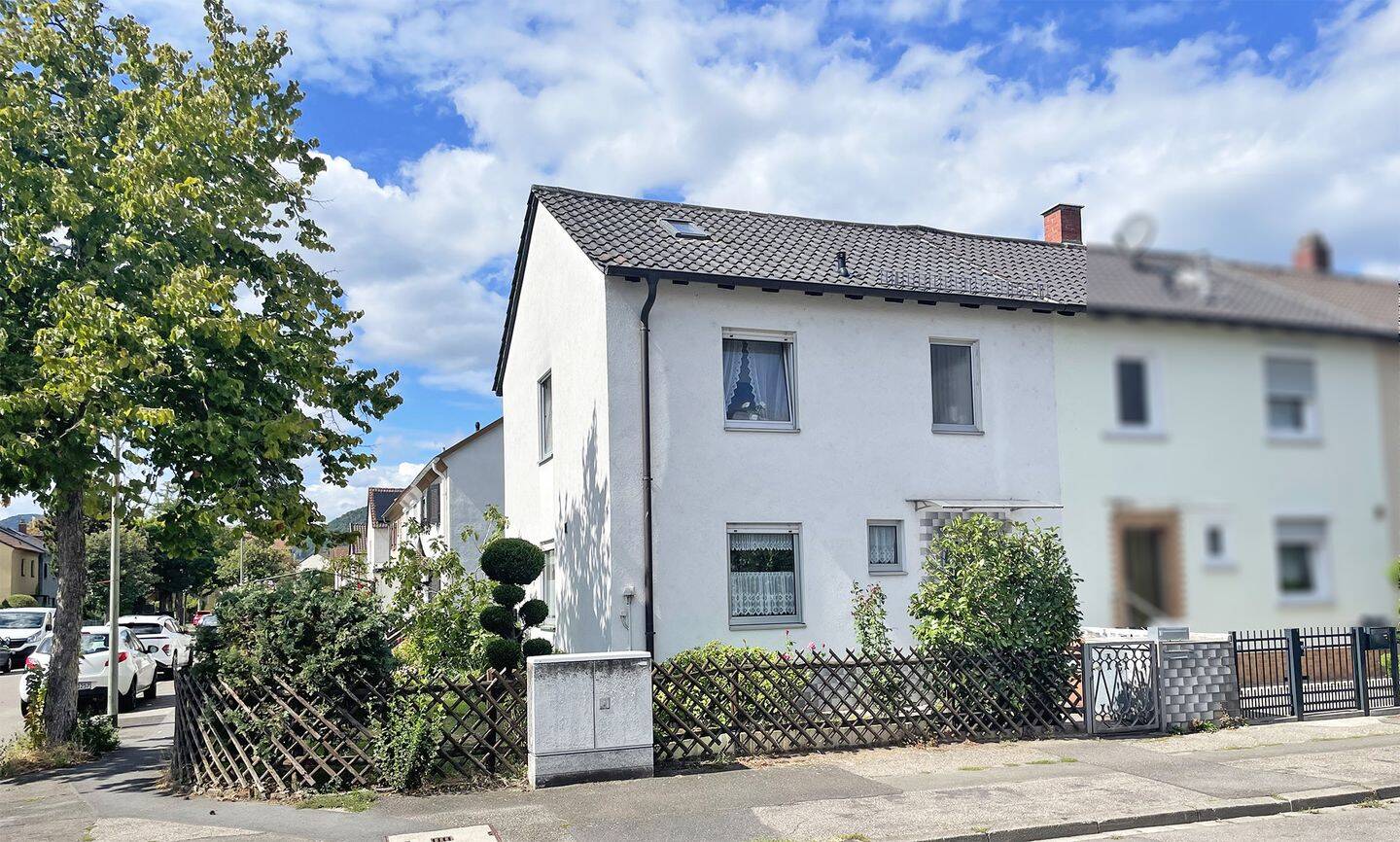 Neustadt: Reihen-Eckhaus mit kleinem Garten