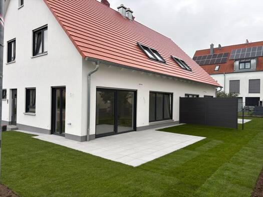 Doppelhaushälfte zum Kauf - Erstbezug provisionsfrei als Kapitalanlage geeignet 699.500 € 5 Zimmer 136 m² 251 m² Grundstück Akazienweg 26 Baiersdorf Baiersdorf 91083