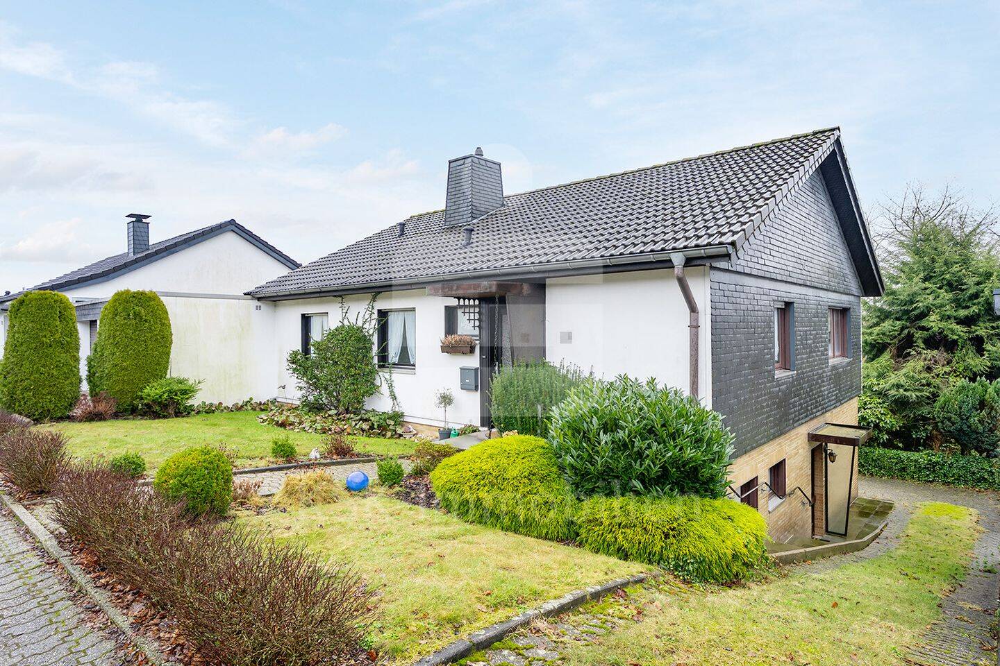 Immobilie in Hückeswagen - Gepflegtes Einfamilienhaus mit Einliegerwohnung in attraktiver Lage von Hückeswagen! - Bild 3