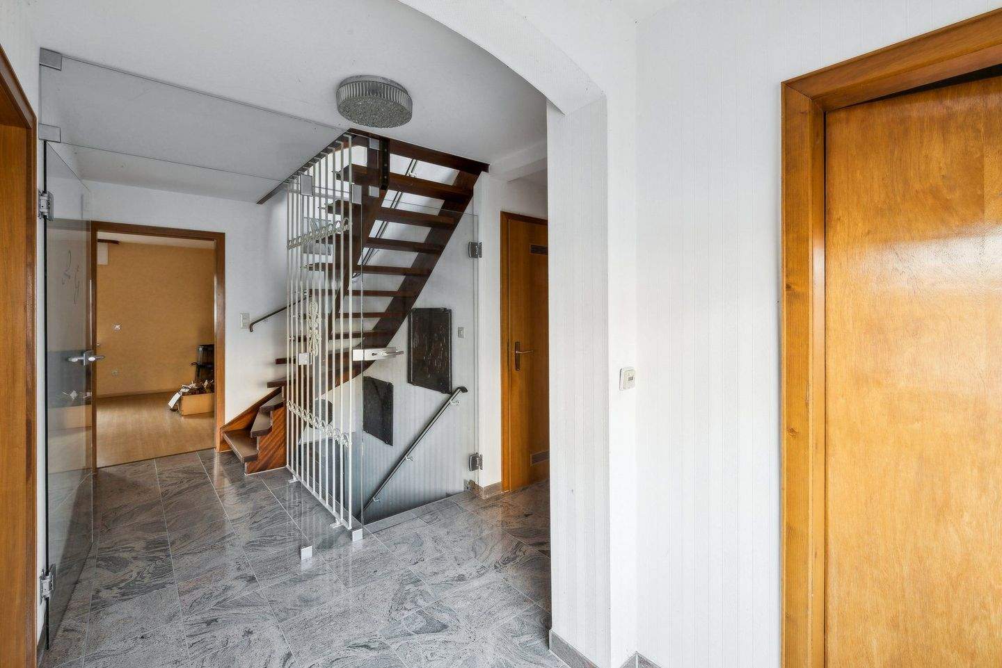 Immobilie in Grävenwiesbach - Einfamilienhaus mit großzügigem Platzangebot in Grävenwiesbach - Bild 2