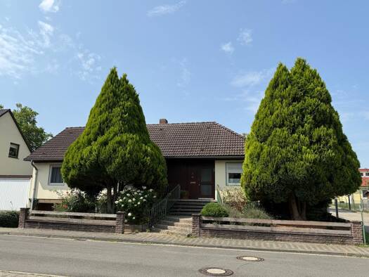 Einfamilienhaus zum Kauf provisionsfrei 235.000 € 4 Zimmer 130 m² 689 m² Grundstück Einbeck 37574