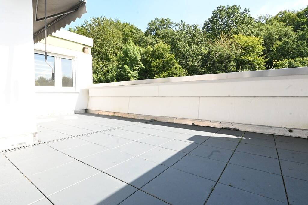 Teilmodernisierte 3-4 Zimmer Wohnung mit großer Dachterrasse in ruhiger  Lage von Lev-Lützenkirchen * ca. 124,48m²