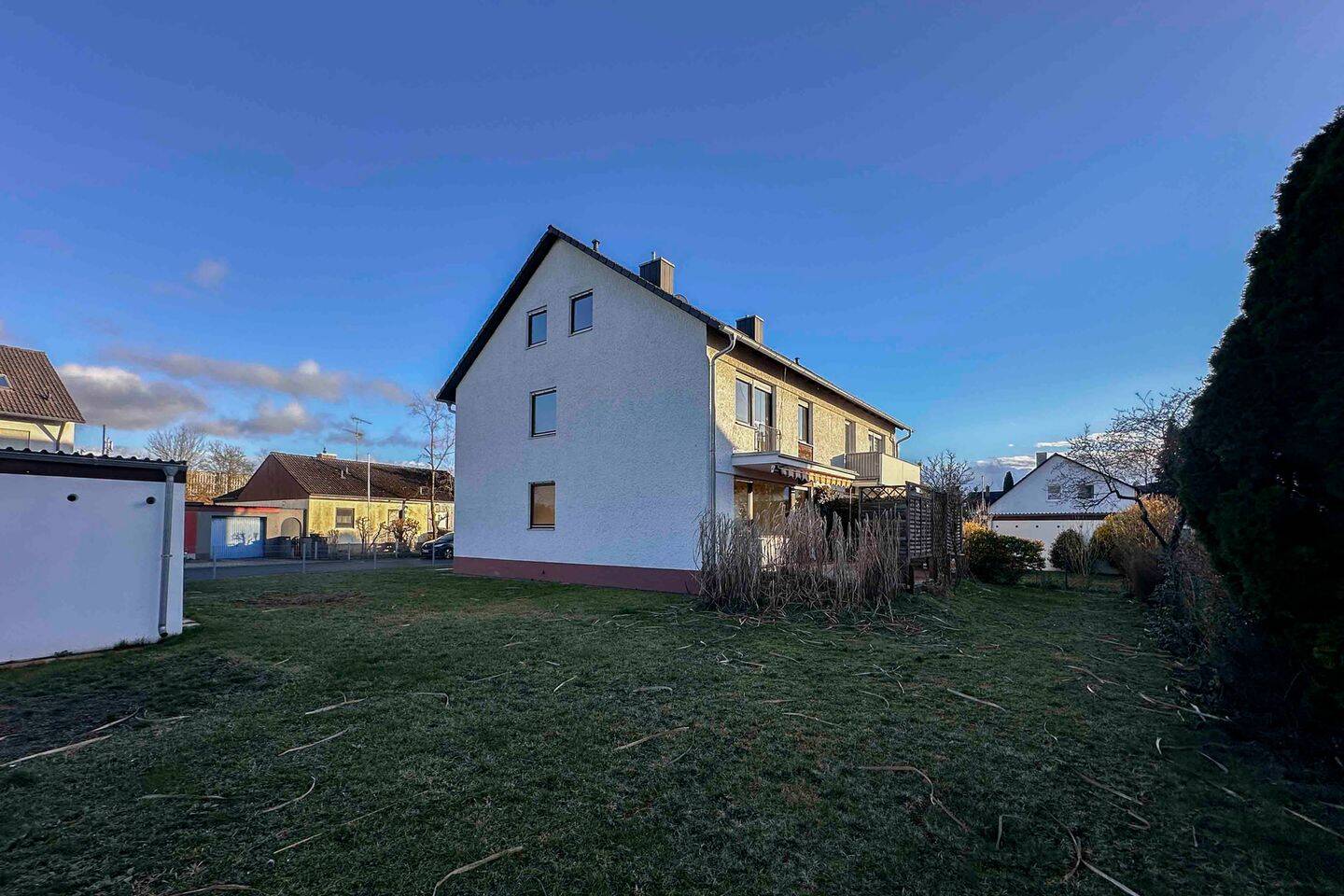 Immobilie in Baiersdorf - Familienglück in Baiersdorf - geräumige, bezugsfreie Doppelhaushälfte mit großem Garten - Bild 2